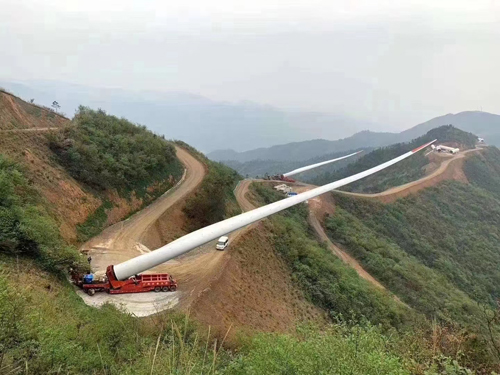 Sơ mi rơ moóc cổ ngỗng thấp Carrist liên quan đến lĩnh vực vận chuyển hàng hóa quá cân, bao gồm thân cổ ngỗng và thân đỡ, thân đỡ được lắp ráp và kết nối với khung, xi lanh thủy lực nâng được lắp vào thân cổ ngỗng, đầu dưới của rơ moóc thân cổ ngỗng được kết nối quay với tay đỡ thông qua trục chốt, bề mặt trên của tay đỡ được kết nối cố định với đầu ra của xi lanh thủy lực hỗ trợ, xi lanh thủy lực hỗ trợ được lắp ráp và kết nối trong thân cổng nâng cổ ngỗng, được trang bị thùng dầu và thùng dầu được kết nối với bơm thủy lực, mô hình tiện ích sử dụng cấu trúc cổ ngỗng có thể tháo rời, được kết nối với khung thông qua lắp ráp. Carrist Double Gooseneck Low Semi-trailer relates to the transportation field of overweight goods, including gooseneck body and support body, the support body is assembled and connected with the frame, the lifting hydraulic cylinder is installed in the gooseneck body, the lower end of the gooseneck body is rotationally connected with the support arm through the pin shaft, the upper surface of the support arm is fixedly connected with the output end of the support hydraulic cylinder, the support hydraulic cylinder is assembled and connected in the gooseneck body, the support body is equipped with the oil tank, and the oil tank is connected with the hydraulic pump, The utility model adopts a detachable gooseneck structure, which is connected with the frame through assembly.